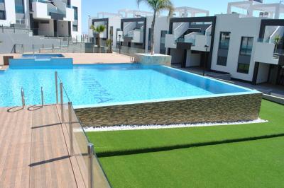 Bottenvåningslägenhet i Oasis Beach Punta Prima 8 Nº 035 in España Casas