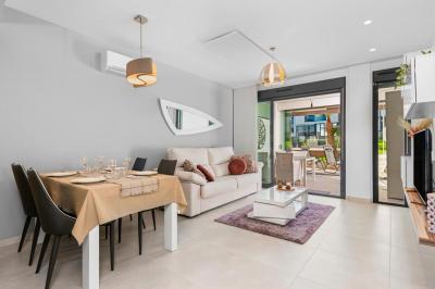 Bottenvåningslägenhet i Oasis Beach Punta Prima 9 Nº 035 in España Casas